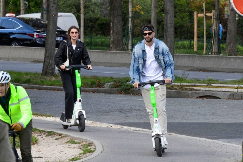 Gerard Piqué y Clara Chia Marti fueron vistos en París paseando en scooters eléctricos con un par de amigos.