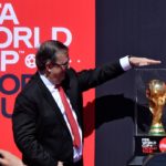 Marcelo Ebrard, Canciller mexicano recibe el trofeo de la Copa del Mundo en su llegada a México.