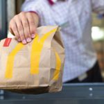 Los estadounidenses deciden ordenar su comida rápida usando el drive-thru por conveniencia y velocidad del servicio.