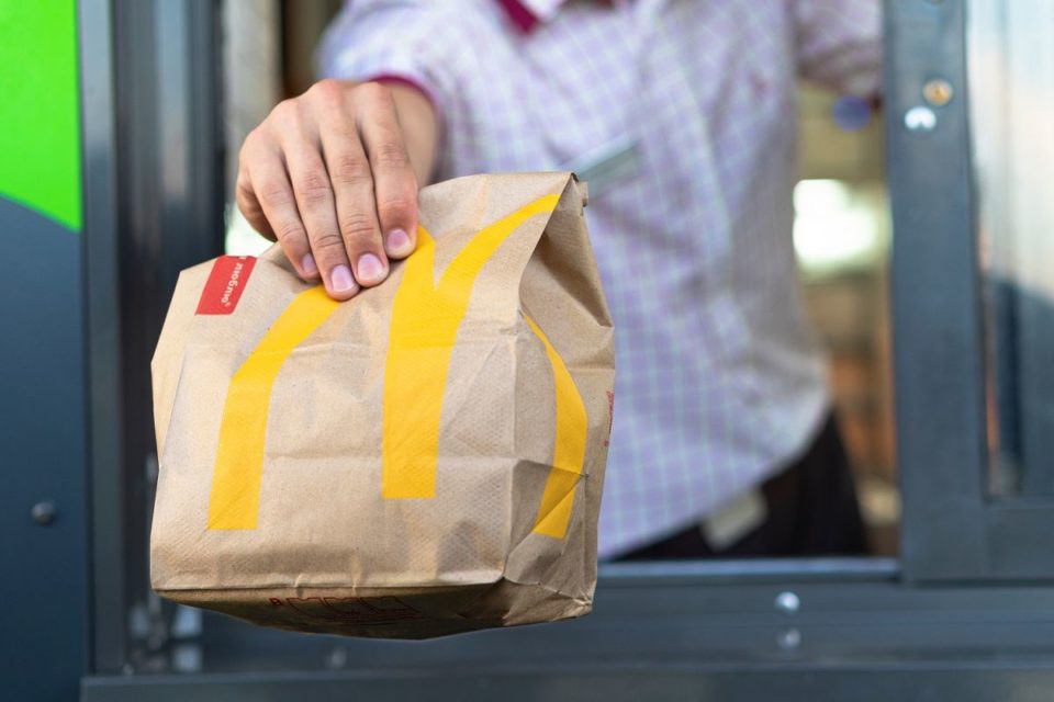 Los estadounidenses deciden ordenar su comida rápida usando el drive-thru por conveniencia y velocidad del servicio.