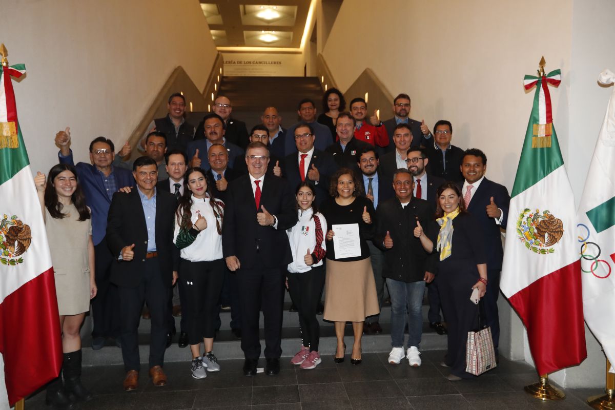 El canciller mexicano Marcelo Ebrard (4i) y la presidenta del Comité Olímpico Mexicano (COM), María José Alcalá (3d), posan junto a ex deportistas al término de la conferencia de prensa del anuncio de la postulación de México para los Juegos Olímpicos 2036.