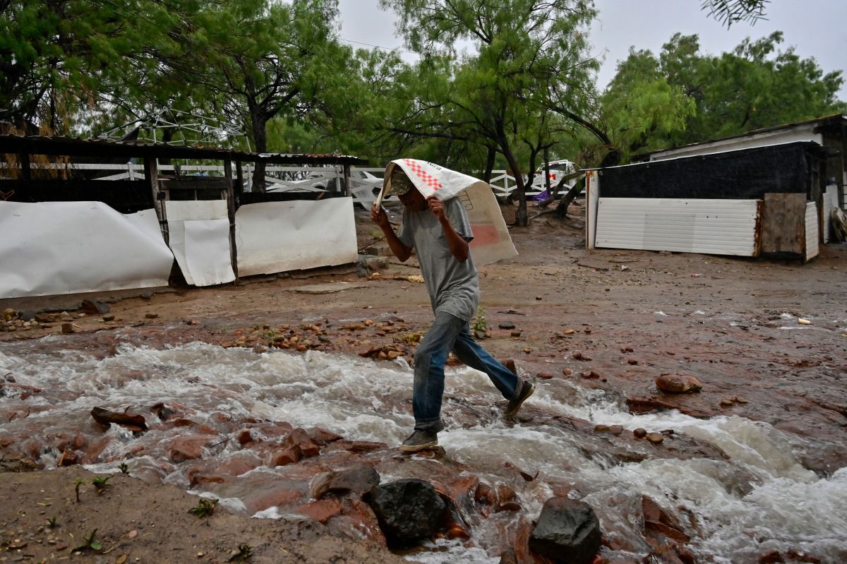 El huracán Orlene ha puesto en alerta a 273 municipios y 9 estados del occidente de México.