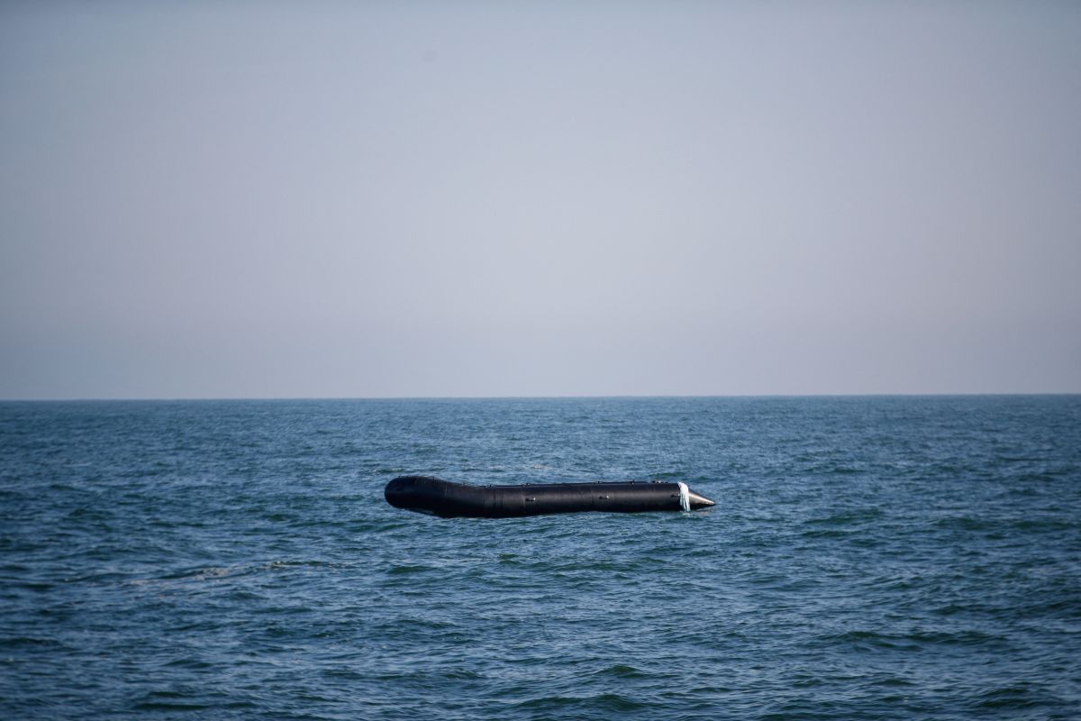 El kayak inflable del hombre británico volcó en el Canal de la Mancha.