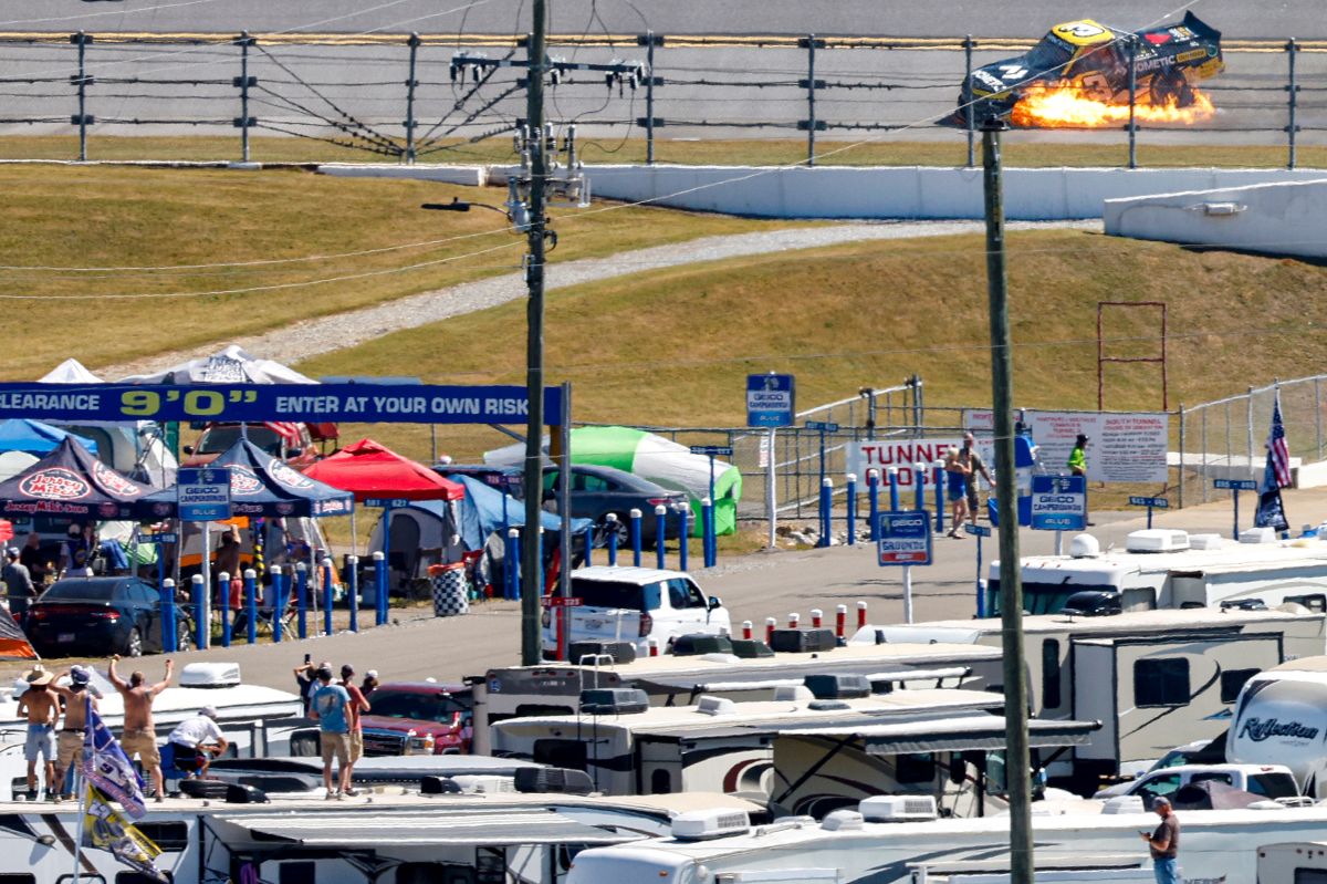 El automóvil de Anderson encendido en llamas durante la NASCAR Camping World Truck.