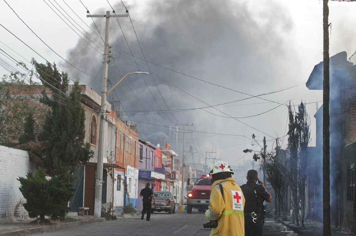 Una columna de humo después del choque entre un tren y un vehículo-tanque cargado con gasolina en Aguascalientes.