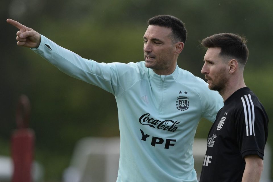 Lionel Scaloni (izquierda) espera que Messi (derecha) pueda jugar muchos años más.