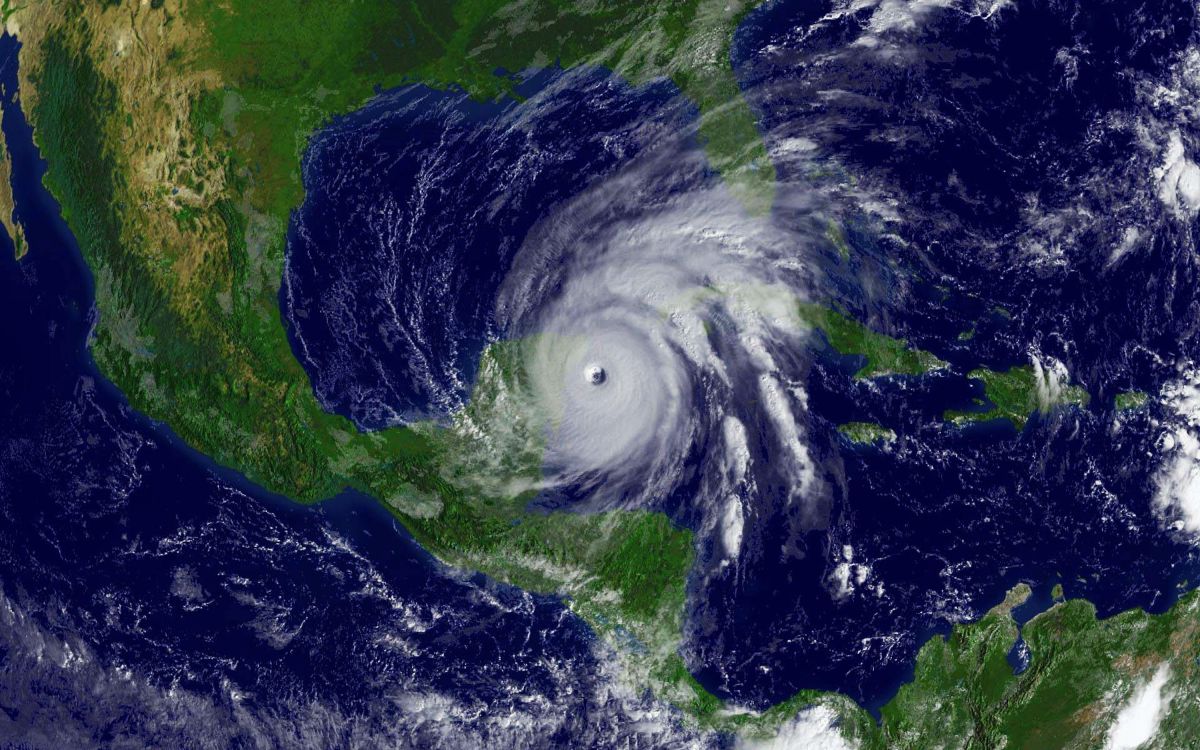 La víctima mortal del paso de la tormenta se trató de una persona de 65 años, quien quedó atrapada en su domicilio.