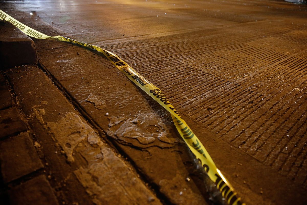 La persona tras el volante de la camioneta que arrolló al hombre se quedó en la escena y no enfrentó cargos de inmediato.