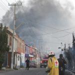 Una columna de humo después del choque entre un tren y un vehículo-tanque cargado con gasolina en Aguascalientes.