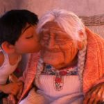 Miguel Rivera, protagonista de "Coco", con su bisabuelita.