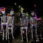 Calaveras gigantes también se harán presentes en el desfile.