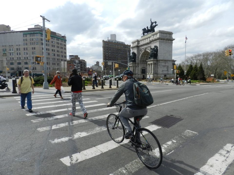 Ciclista cerca de Prospect Park, Brooklyn, 2016.