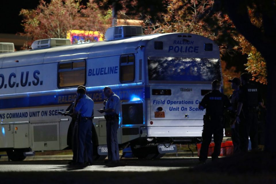 Agentes de policía se enfrentan a un tiroteo en el estacionamiento de una tienda de comestibles en Raleigh.