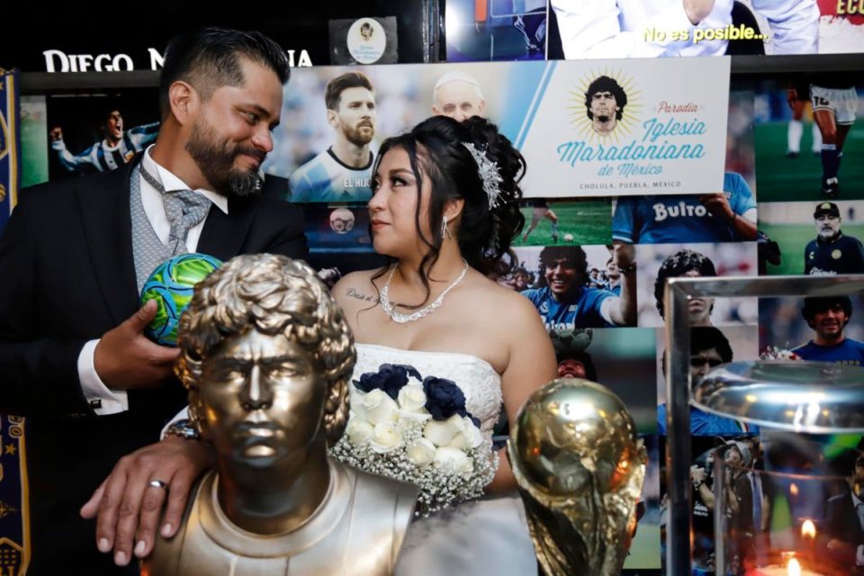 La pareja se juró amor eterno ante el D10S, Diego Armando Maradona.