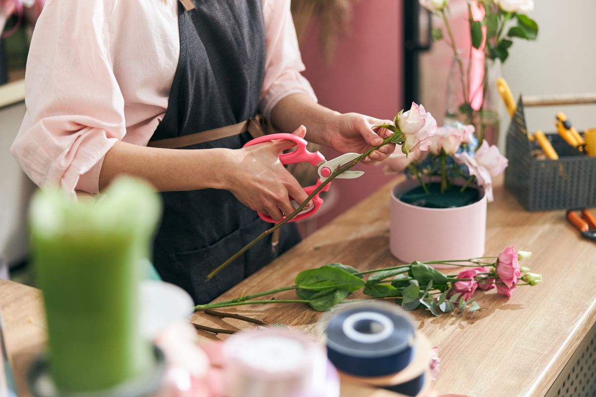 Un florista gana, ahora en 2022, un sueldo por hora de $19.94 dólares.