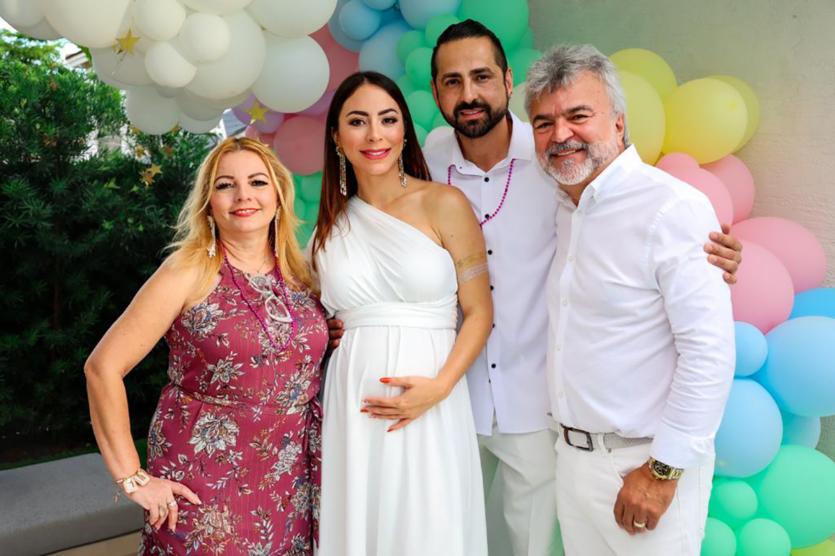 Los futuros papis Carolina Rosario y Agustin Barreto posando con los los abuelos Raquel Rivera su mamá y Juan Rafael Rosario.