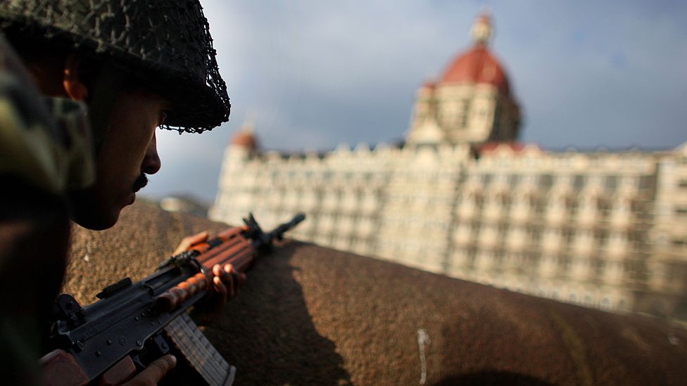 Un soldado indio durante la toma del hotel Taj Mahal de Mumbai.