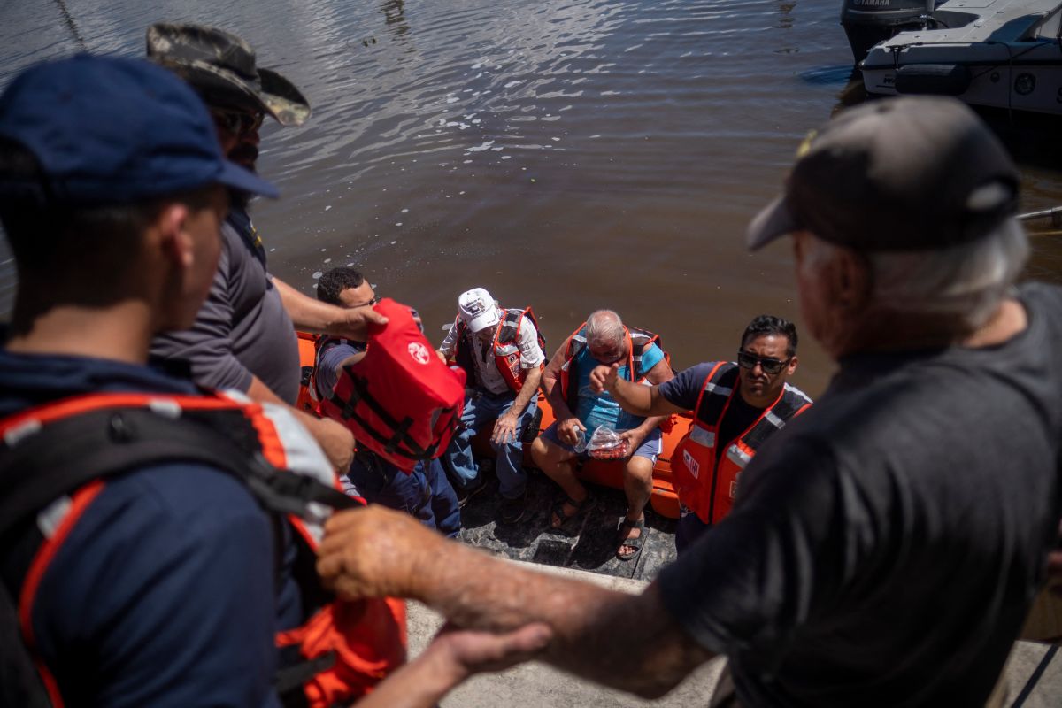 La Guardia Costera señaló que sólo ha rescatado el cuerpo de una de las al menos cuatro personas.