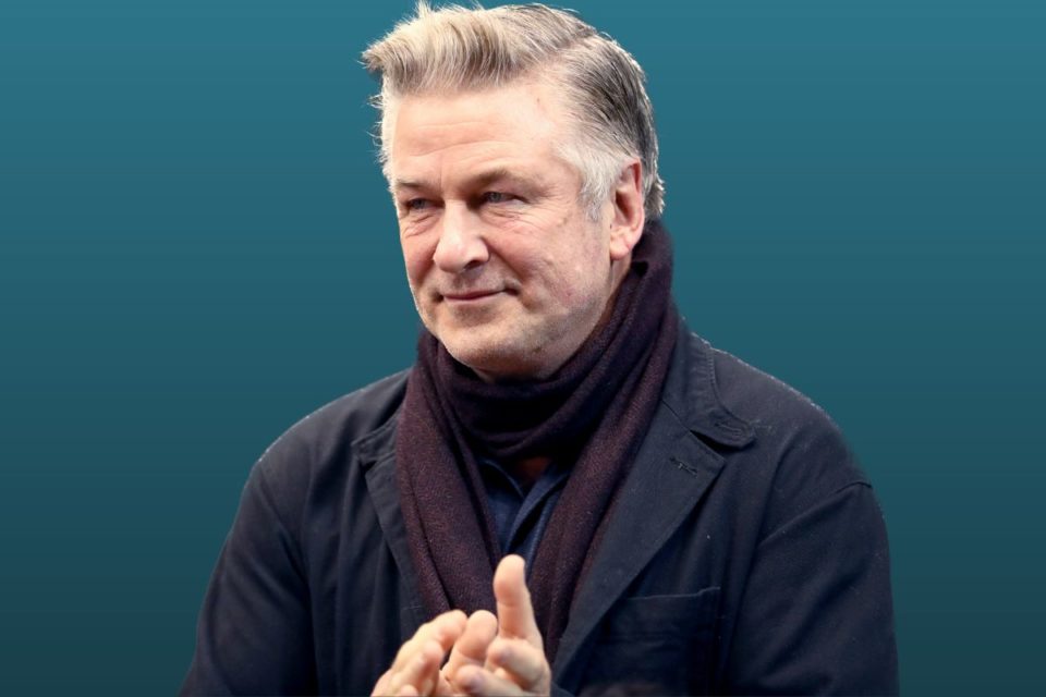 Alec Baldwin presentó una demanda cruzada acusando a los miembros del equipo de 'Rust' de negligencia por poner munición real en el arma con la que mató a Halyna Hutchins.