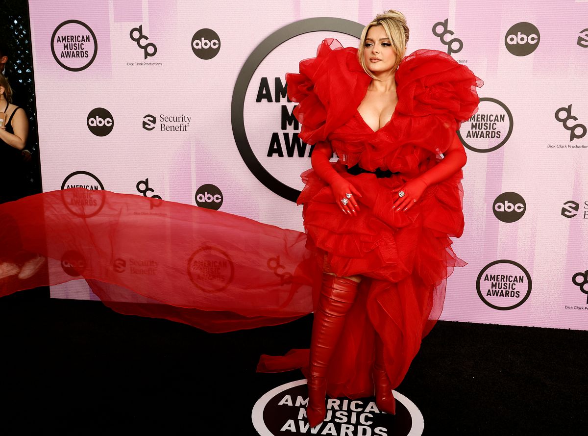 Bebe Rexha lució un escotado y voluminoso vestido rojo.