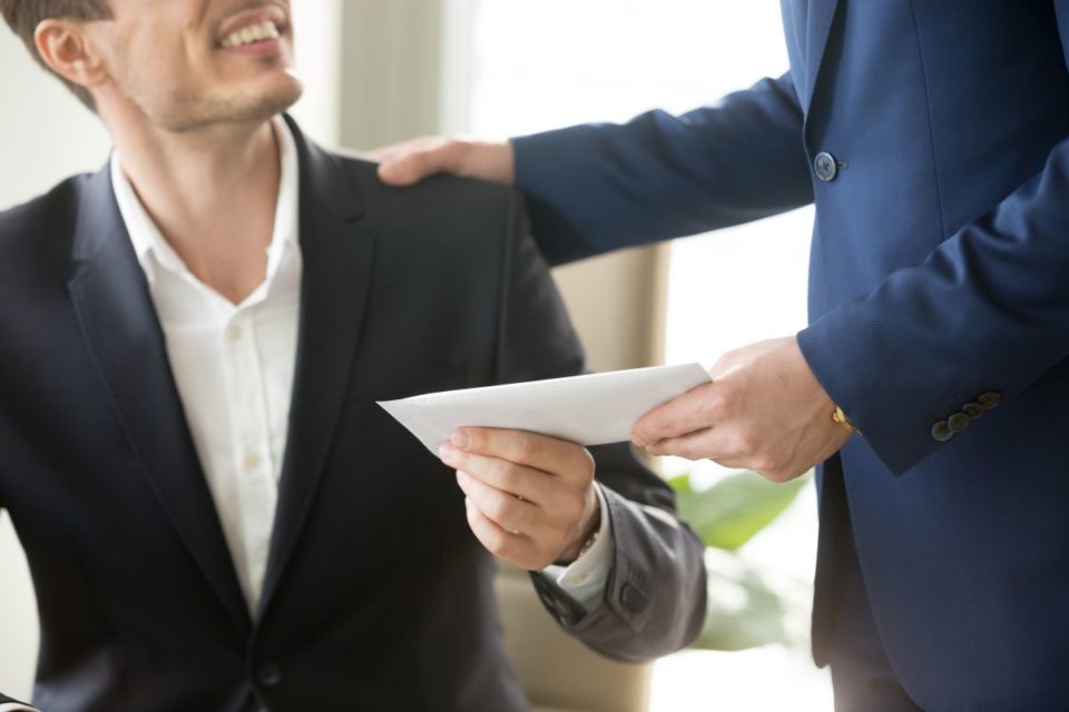 A pesar de las condiciones de la economía, una gran cantidad de empresas consideran aumentos salariales y mejores condiciones laborales para atraer y retener el talento humano.