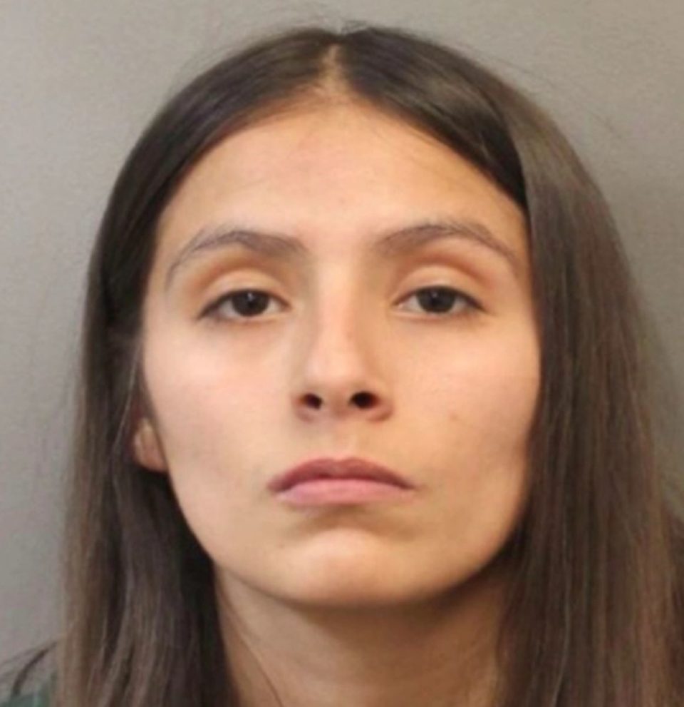 Breanna Miranda enfrenta cargos de agresión grave con arma mortal en Texas.