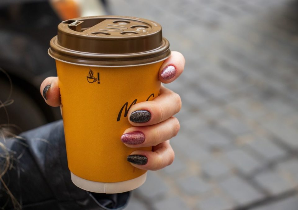 Una mujer señala que bebió químicos en su café de McDonald’s  que le causaron daños.