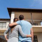 Comprar casa nueva en EE.UU. en estos momentos requiere de mayor esfuerzo y más recursos.
