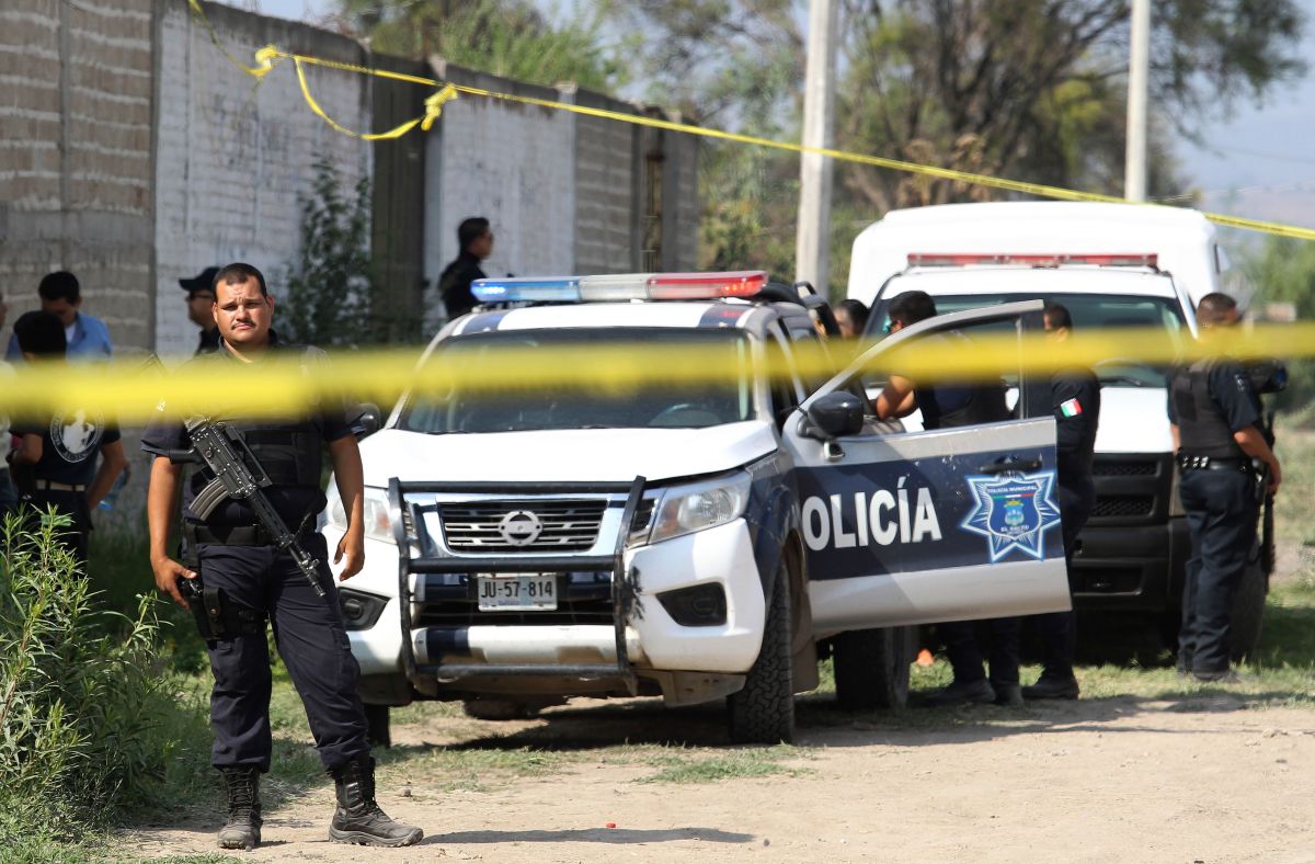 La policía local acordona la escena del crimen. 