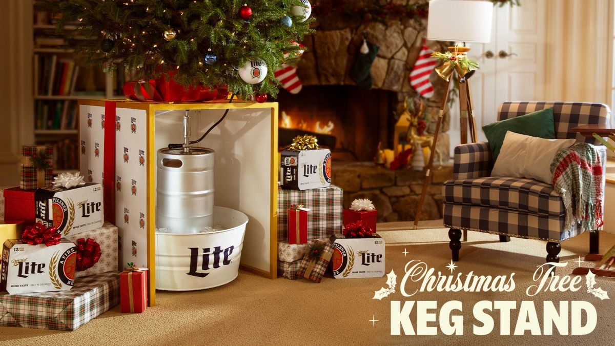 El Christmas Tree Keg Stand de Miller Lite es compatible con un árbol de hasta cinco pies.