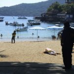 Una escena criminal reportada en noviembre de 2021 en una playa de Acapulco, México.