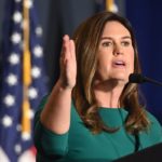 Sanders se convierte en la primera mujer elegida para liderar Arkansas.