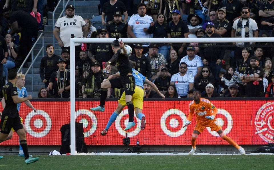 Gareth Bale conecta el cabezazo de la igualdad 3-3 ante Philadelphia Union en la MLS Cup.