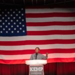 El gobernador de Georgia, Brian Kemp, habla con sus seguidores en un evento de la primera gira de "Putting Georgians".