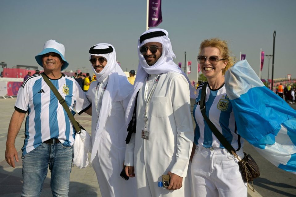 Hinchas argentinos arropan Doha para el banderazo en apoyo a la selección albiceleste.