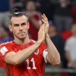 Gareth Bale aplaude a la afición luego del empate entre Gales y Estados Unidos.