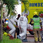 Socorristas removieron ecombros de una edificación parcialmente destruida en la residencia.