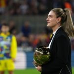 Alexia Putellas mostrando su segundo Balón de Oro.