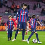 Gerard Piqué se divierte en la grama del Camp Nou junto a sus hijos Sasha y Milán.