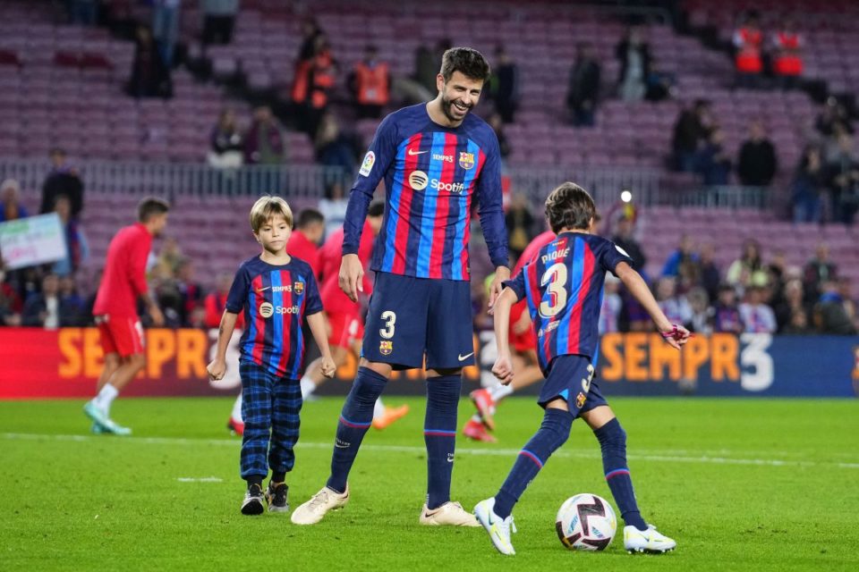 Gerard Piqué se divierte en la grama del Camp Nou junto a sus hijos Sasha y Milán.