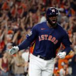 Yordan Álvarez recorre las bases tras disparar el jonrón clave en la definición de la Serie Mundial para Houston Astros.