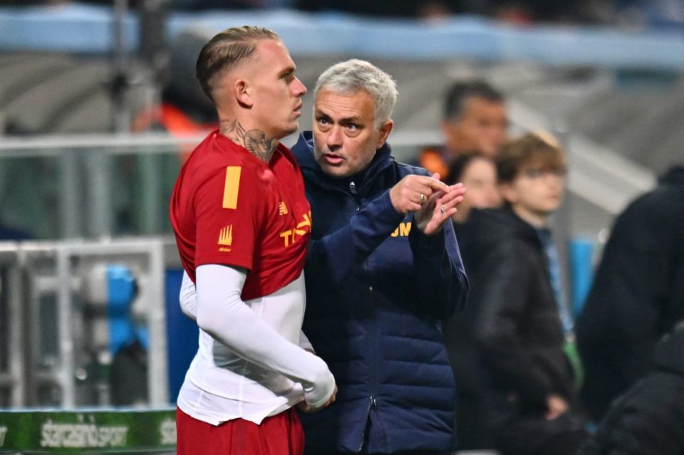 Partido en el que José Mourinho ingresa a Karsdorp como suplente y se desata la polémica