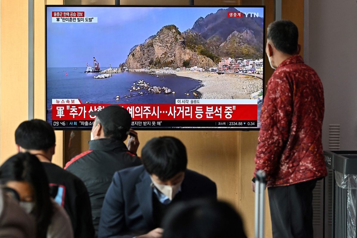 Corea del Sur les dijo a los residentes de la isla de Ulleungdo que evacuaran a los búnkeres. después de que Corea del Norte disparara tres misiles balísticos de corto alcance. 