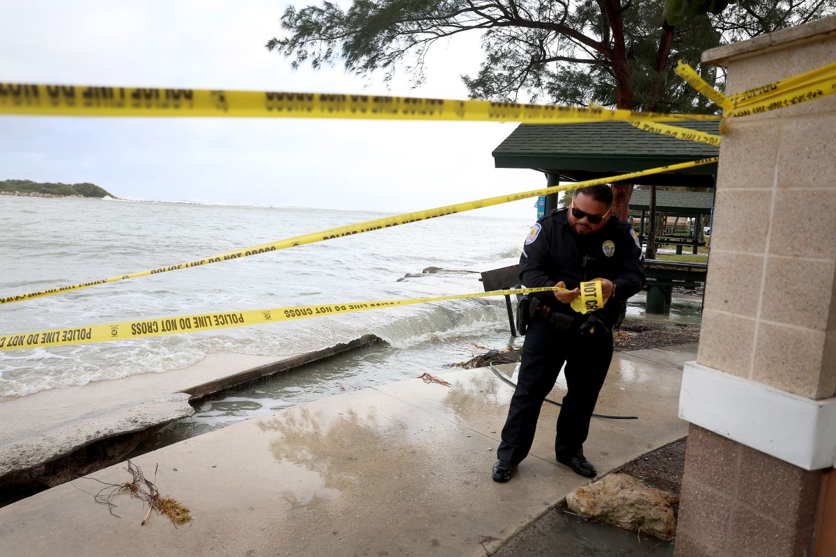 Tras el paso de Nicole, Florida van recuperando lentamente la normalidad mientras el sistema tropical sigue su marcha hacia el norte.