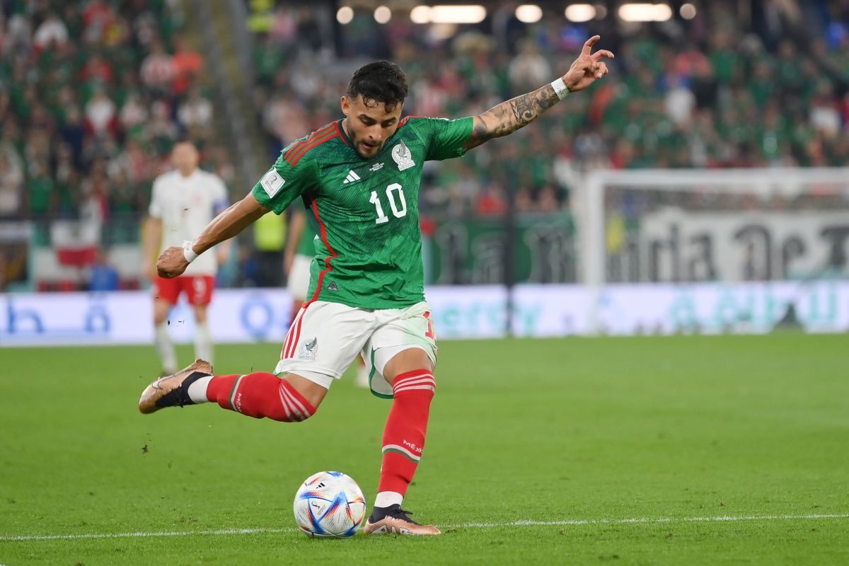 Alexis Vega durante el encuentro entre México y Polonia en Qatar 2022.