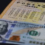 Dinero en efectivo y boleto Powerball.