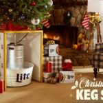 El Christmas Tree Keg Stand de Miller Lite es compatible con un árbol de hasta cinco pies.