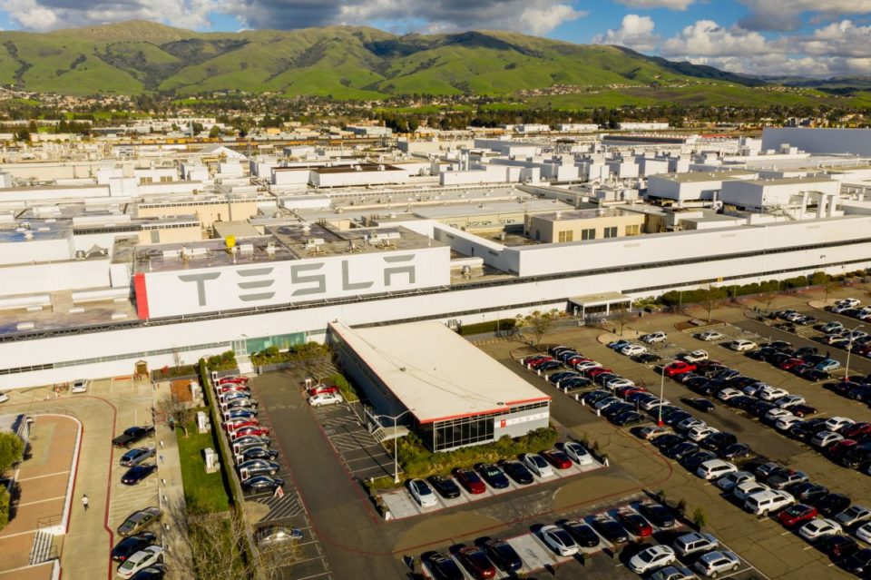 Inversionistas de Tesla quieren que Elon Musk se enfoque a la producción de los vehículos eléctricos.