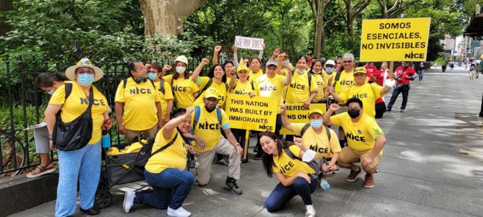 Grupo de trabajadores inmigrantes que hoy estarán apoyando a los corredores. /NICE