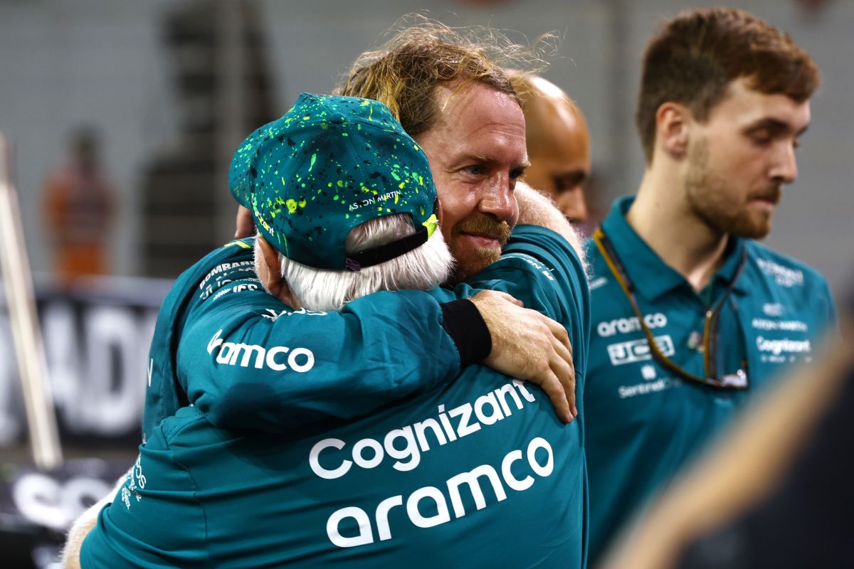 Sebastian Vettel abraza a su padre Norbert Vettel luego del Gran Premio de Abu Dabi.